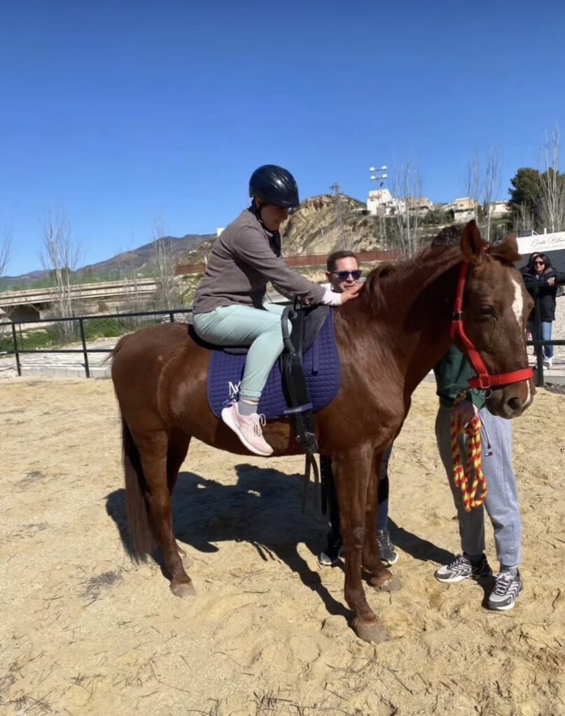 Monitor en sesión en el recinto para terapia con caballos que tiene la asociación en Olula del Río
